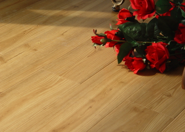 夏天來(lái)了，給你家的復(fù)合地板做些保養(yǎng)！