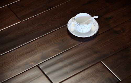 實木地板裝好后咯吱響怎么辦？教你如何解決和預防！