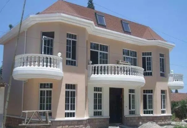 分享：網友自建二層小別墅，3個半圓外飄陽臺的特殊造型成亮點！