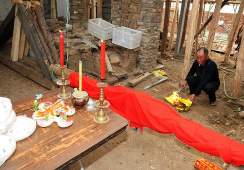 農村建房上梁為什么要掛紅綢布