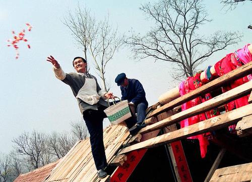 農村建房上梁為什么要掛紅綢布