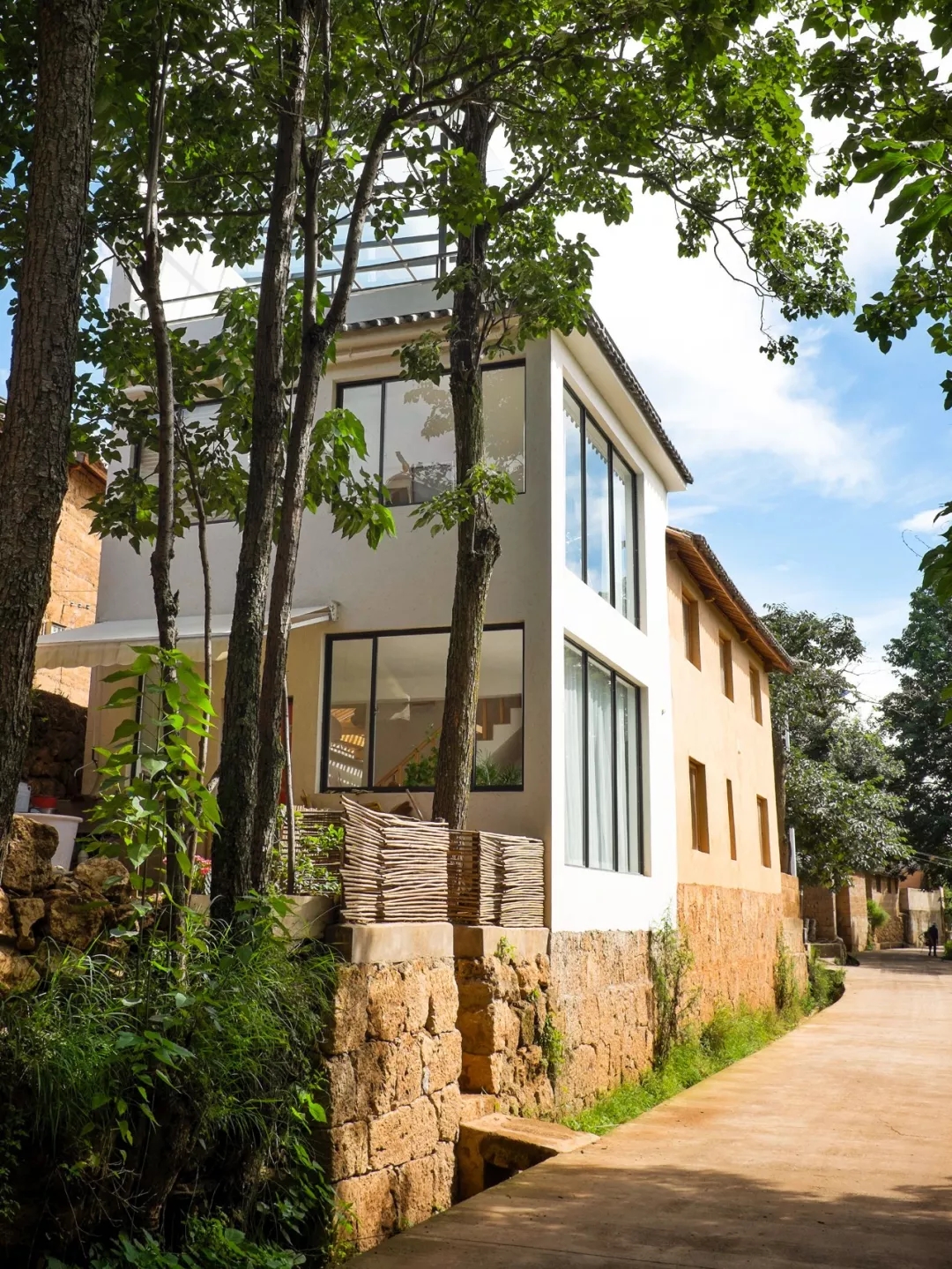 他用行動表達愛，將牛棚改成了300㎡的別墅送老婆