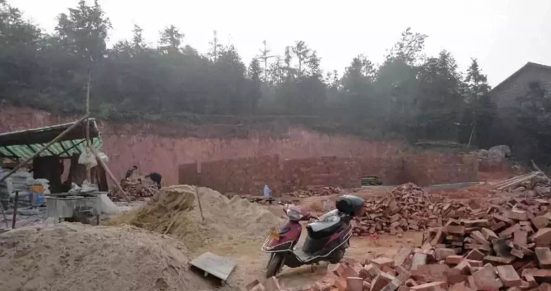 這才叫享福！網友分享兄弟姐妹眾力給老母親農村自建房過程！