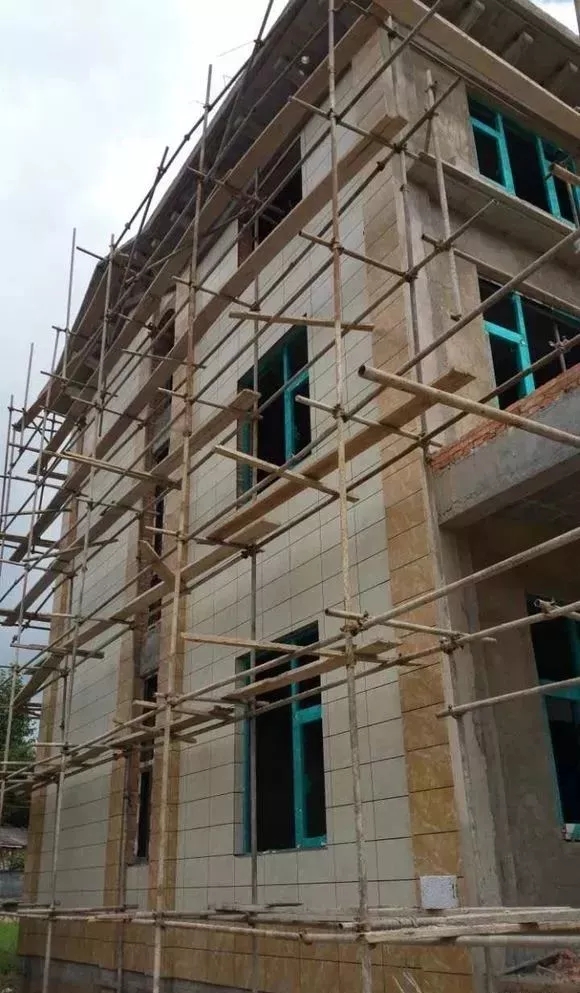 分享：網友自建三層別墅過程，大門花了6萬，大家看值不值!