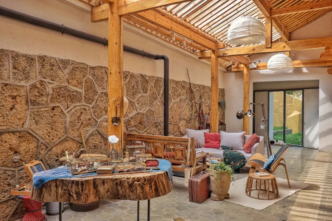 他用行動表達愛，將牛棚改成了300㎡的別墅送老婆