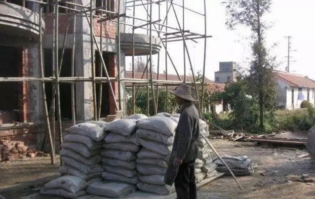 分享：網友自建二層小別墅，3個半圓外飄陽臺的特殊造型成亮點！