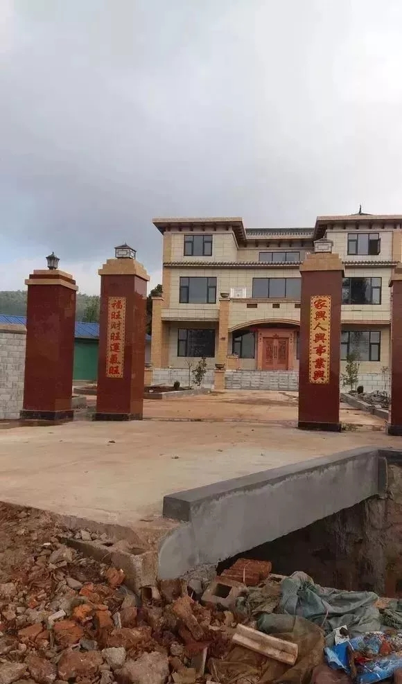 分享：網友自建三層別墅過程，大門花了6萬，大家看值不值!