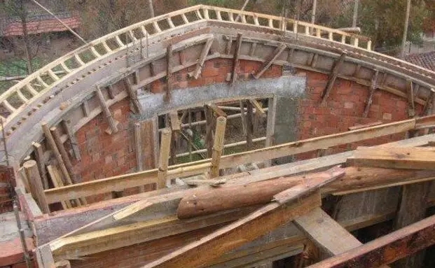 分享：網友自建二層小別墅，3個半圓外飄陽臺的特殊造型成亮點！