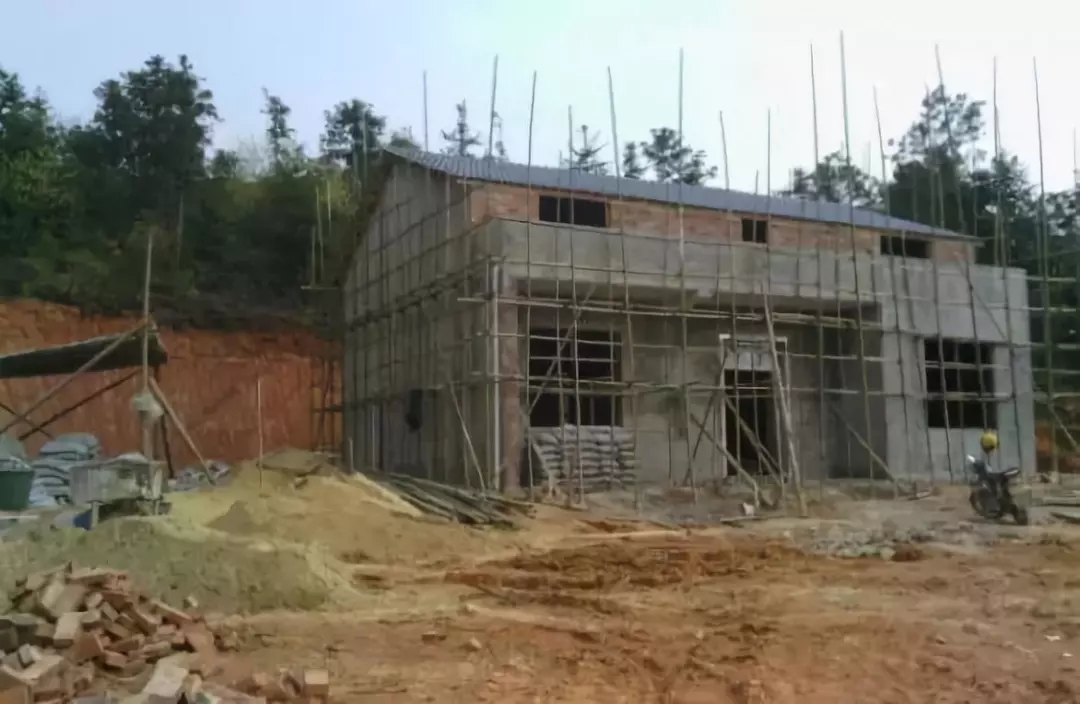 這才叫享福！網友分享兄弟姐妹眾力給老母親農村自建房過程！